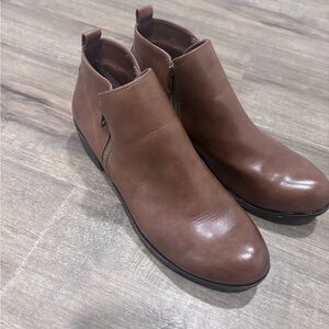 Jessica Cline Brown Ankle Booties With a side zipper closure Size 9W Women’s